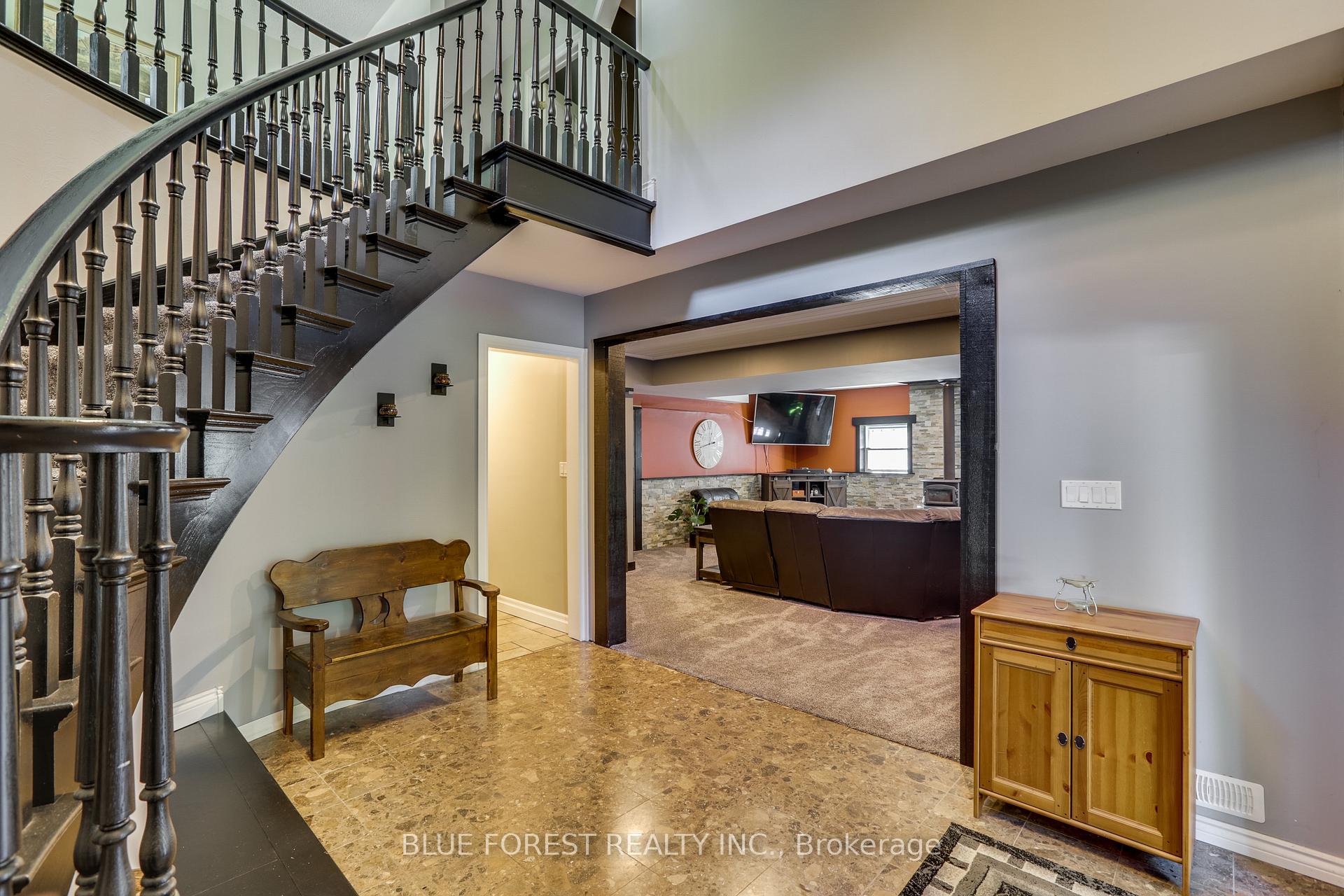 Photo 3 of 28 Golf Drive, Thames Centre, Nilestown — HOMEH