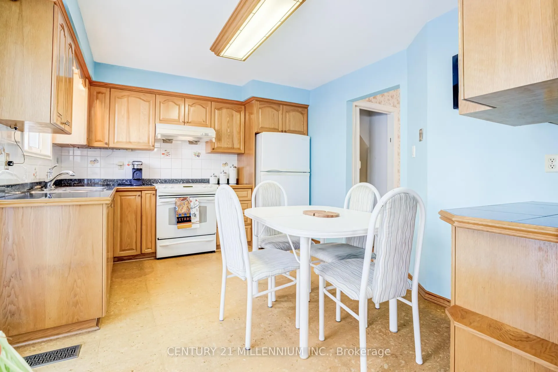 Photo 8 of 20 Peelton Heights Road, Brampton, Brampton South — HOMEH