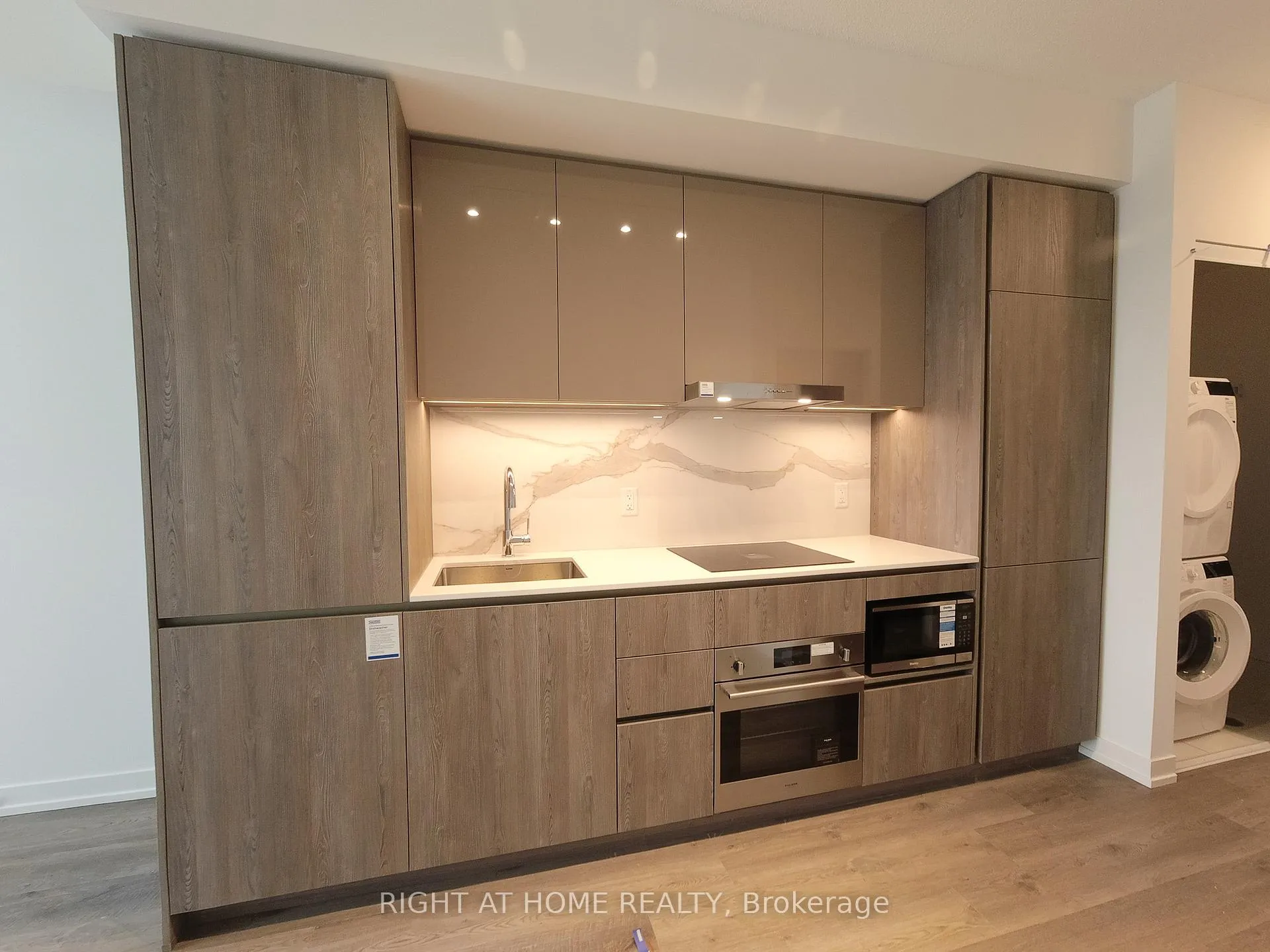 Photo 2 of Unit 3910, 8 Interchange Way, Vaughan, Vaughan Corporate Centre — HOMEH