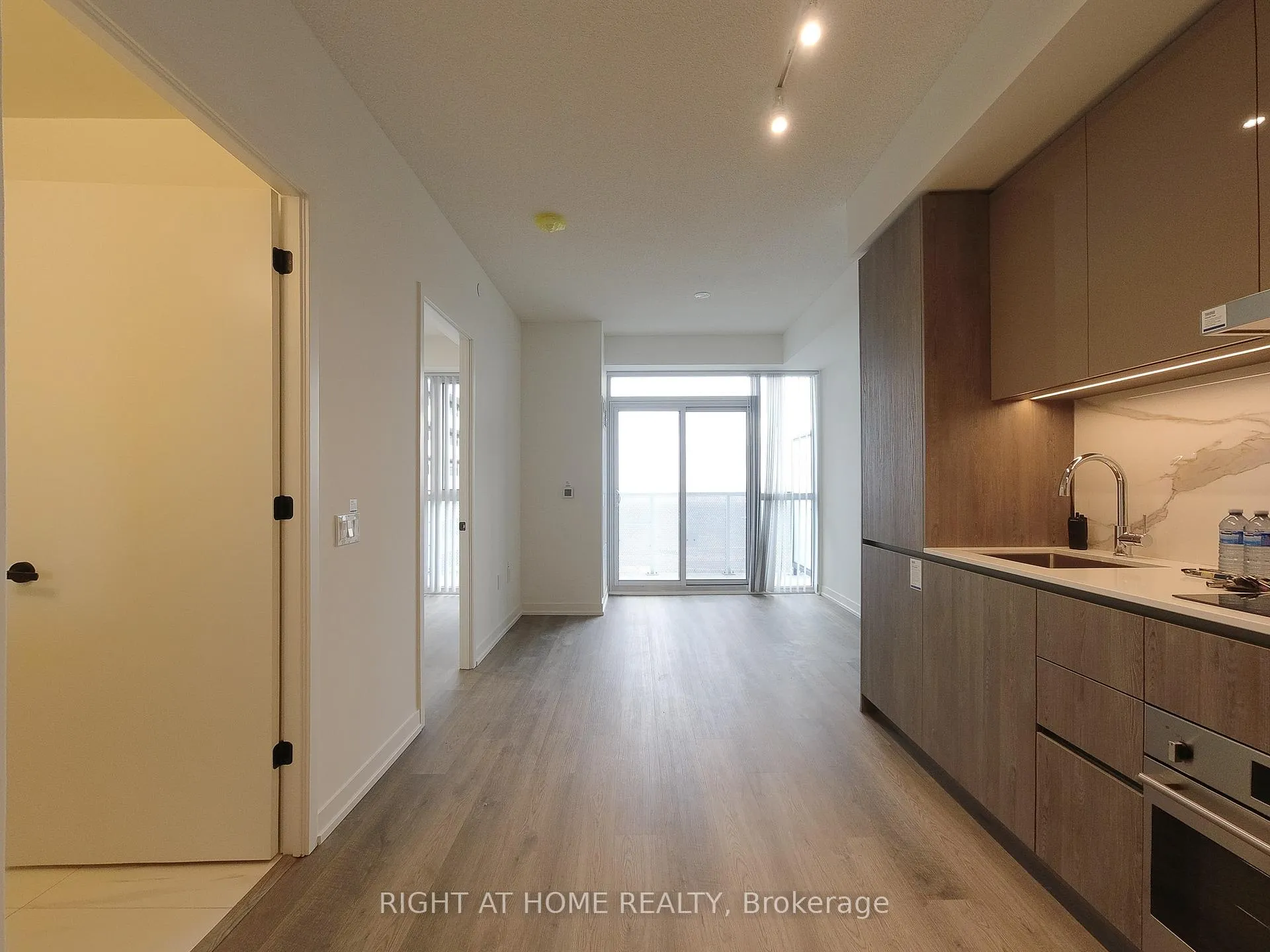 Photo 3 of Unit 3910, 8 Interchange Way, Vaughan, Vaughan Corporate Centre — HOMEH