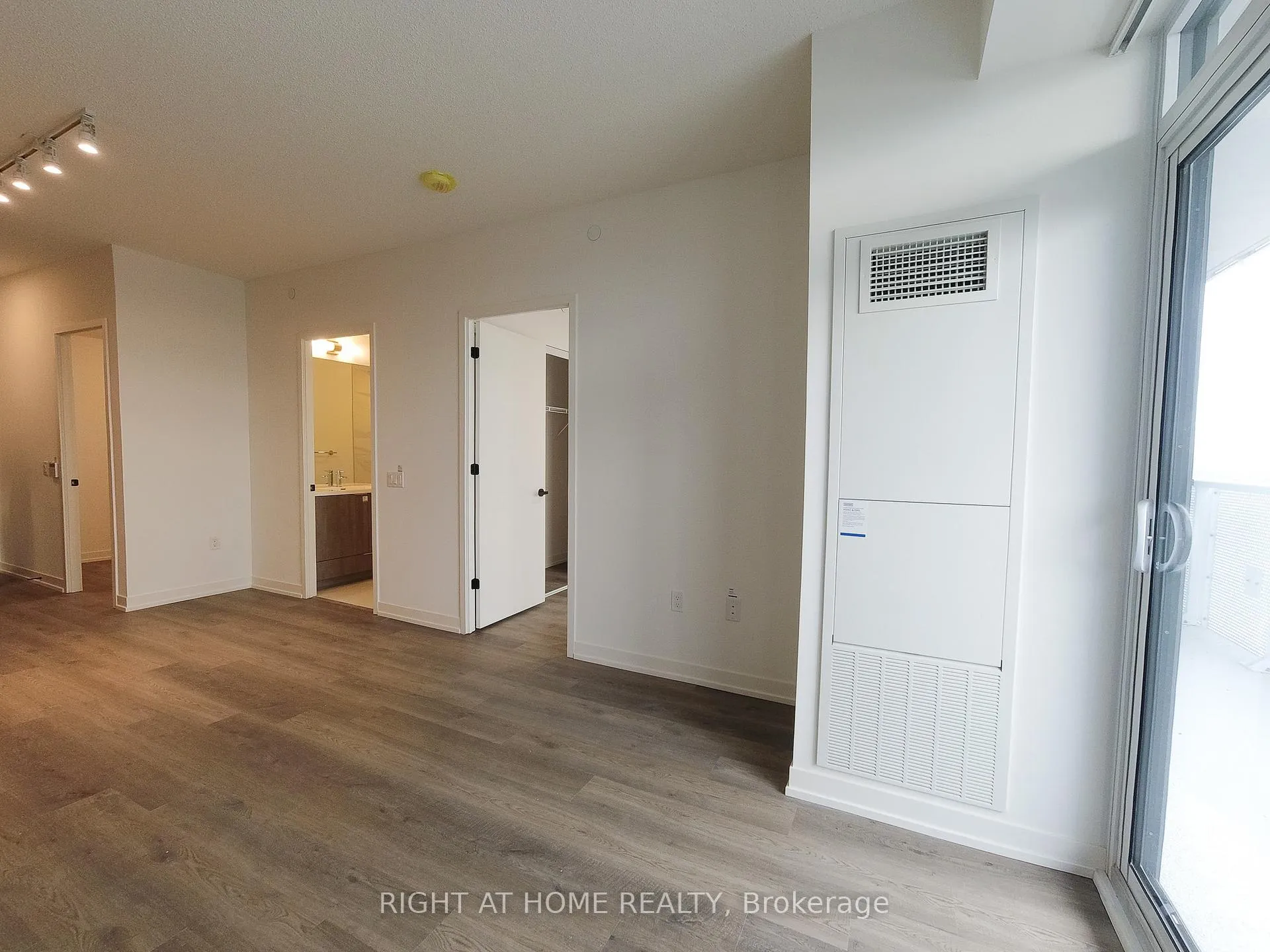 Photo 4 of Unit 3910, 8 Interchange Way, Vaughan, Vaughan Corporate Centre — HOMEH