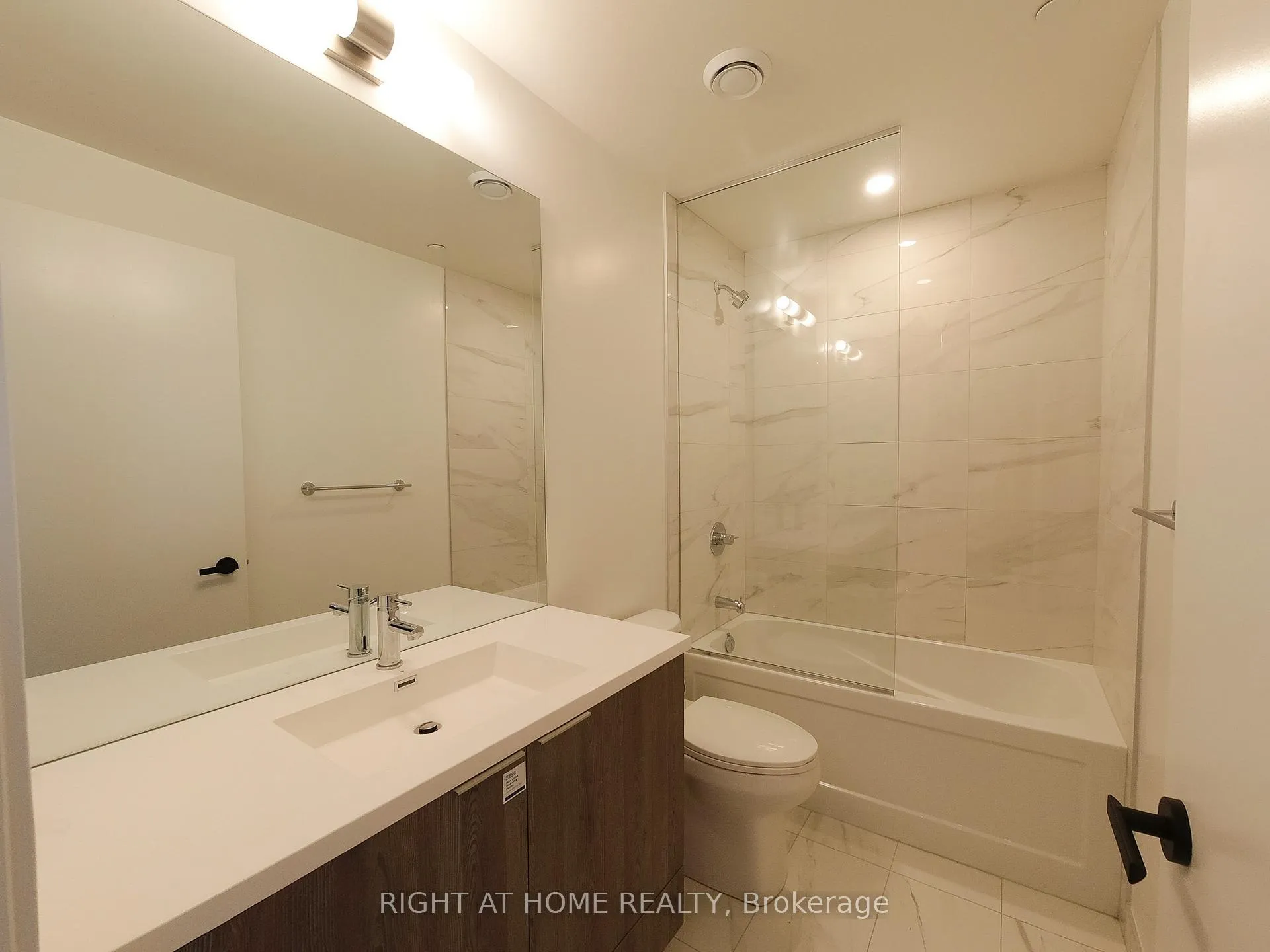 Photo 9 of Unit 3910, 8 Interchange Way, Vaughan, Vaughan Corporate Centre — HOMEH