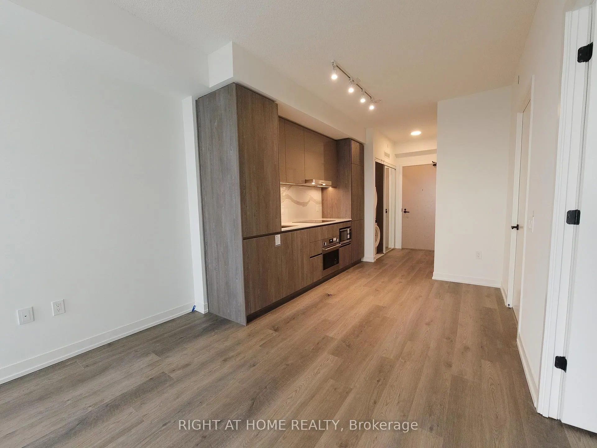 Photo 13 of Unit 3910, 8 Interchange Way, Vaughan, Vaughan Corporate Centre — HOMEH