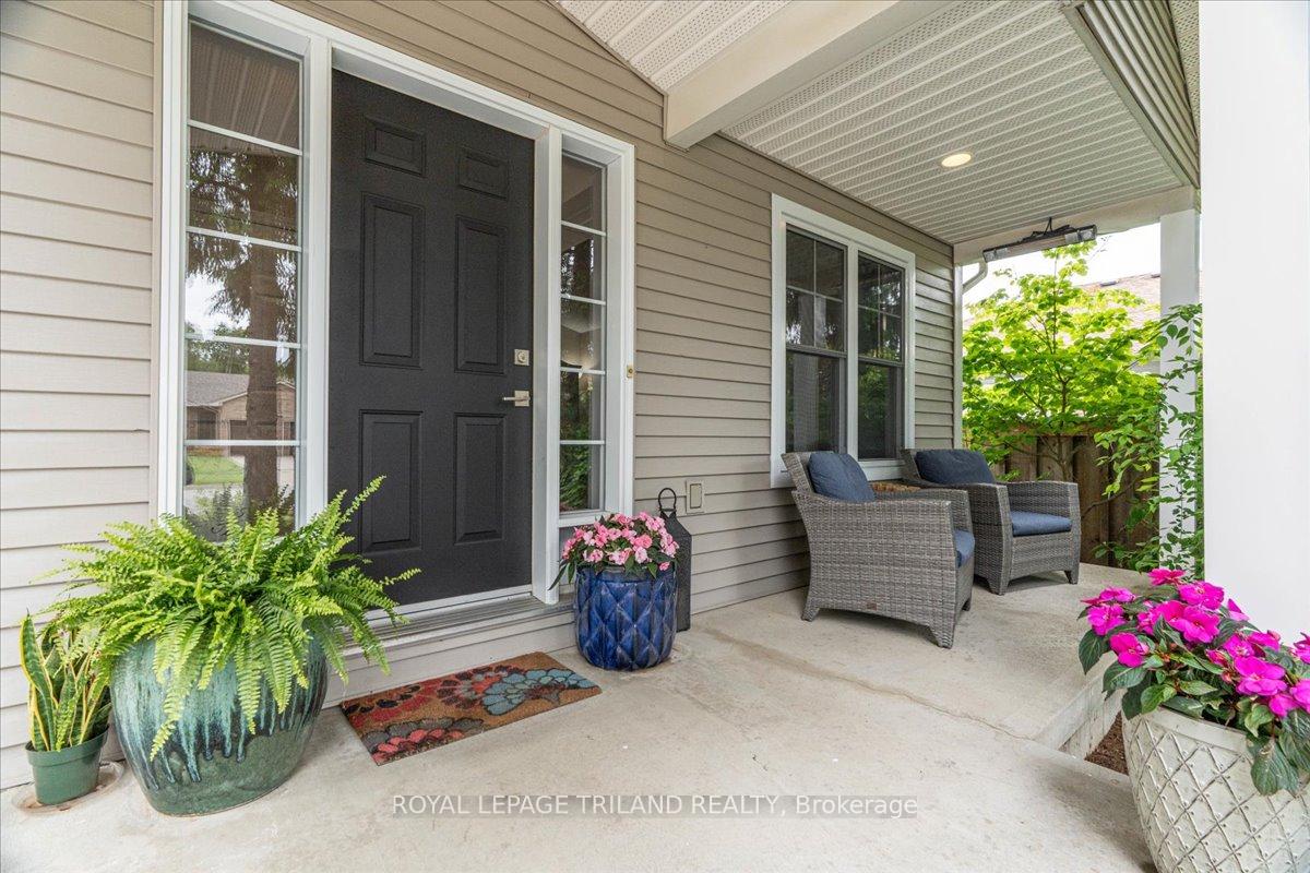 Photo 3 of 215 Deruiter Drive, Strathroy-Caradoc, NE — HOMEH