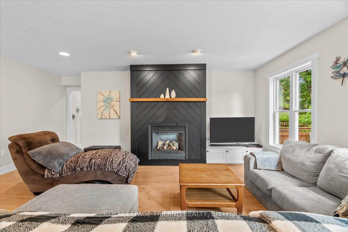 Photo 10 of 215 Deruiter Drive, Strathroy-Caradoc, NE — HOMEH