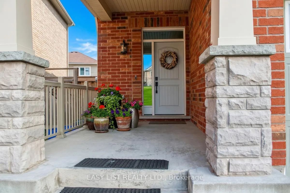 Photo 3 of 868 Paupst Place, Milton, Willmott — HOMEH