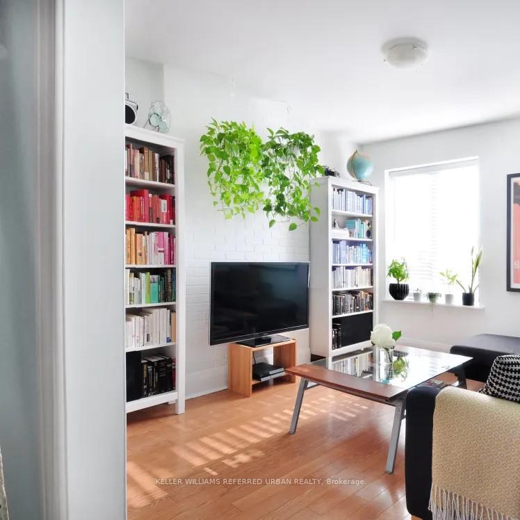 Photo 4 of 4 Stonehouse Crescent, Toronto, Little Portugal — HOMEH