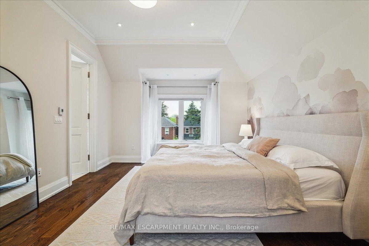 Photo 20 of 34 Joicey Boulevard, Toronto, Bedford Park-Nortown — HOMEH