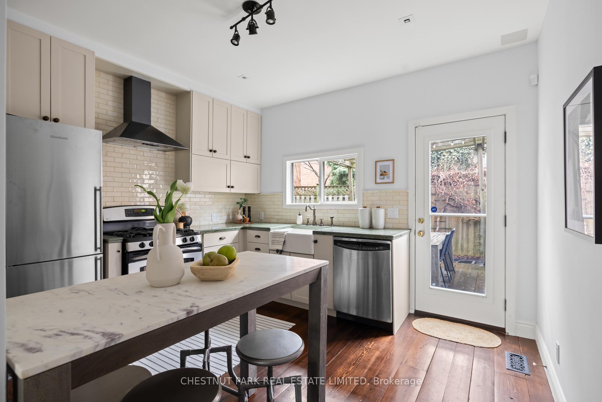 Photo 7 of 632 Wellington Street W, Toronto, Niagara — HOMEH
