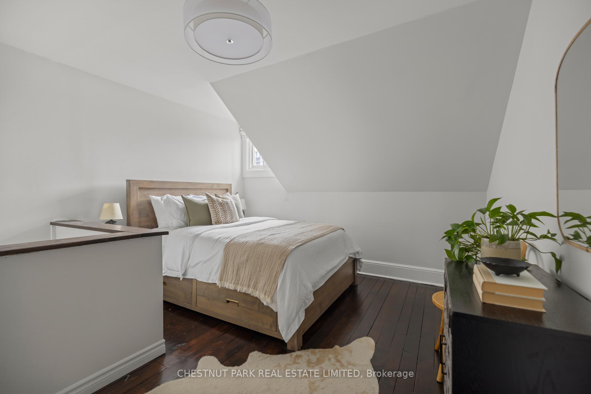 Photo 23 of 632 Wellington Street W, Toronto, Niagara — HOMEH