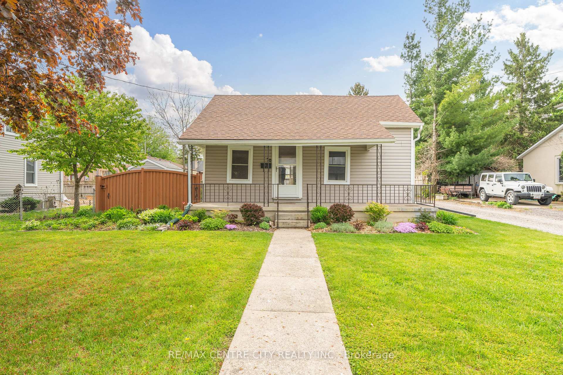 Photo 2 of 70 Scott Street W, Strathroy-Caradoc, SW — HOMEH