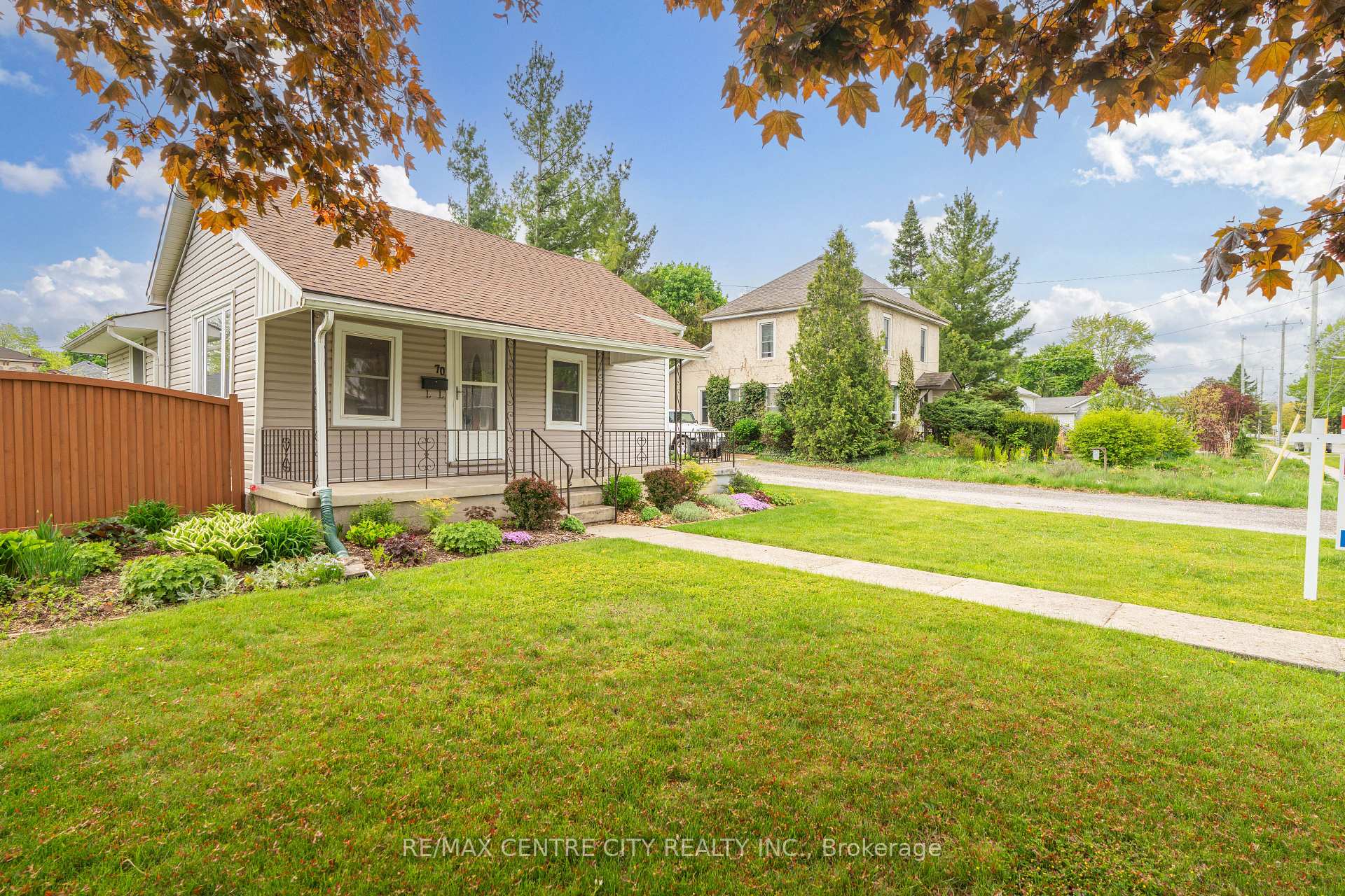 Photo 3 of 70 Scott Street W, Strathroy-Caradoc, SW — HOMEH