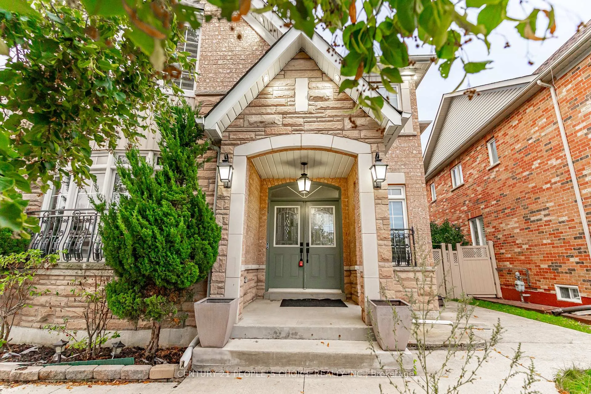Photo 4 of 39 Huntspoint Drive, Brampton, Bram East — HOMEH