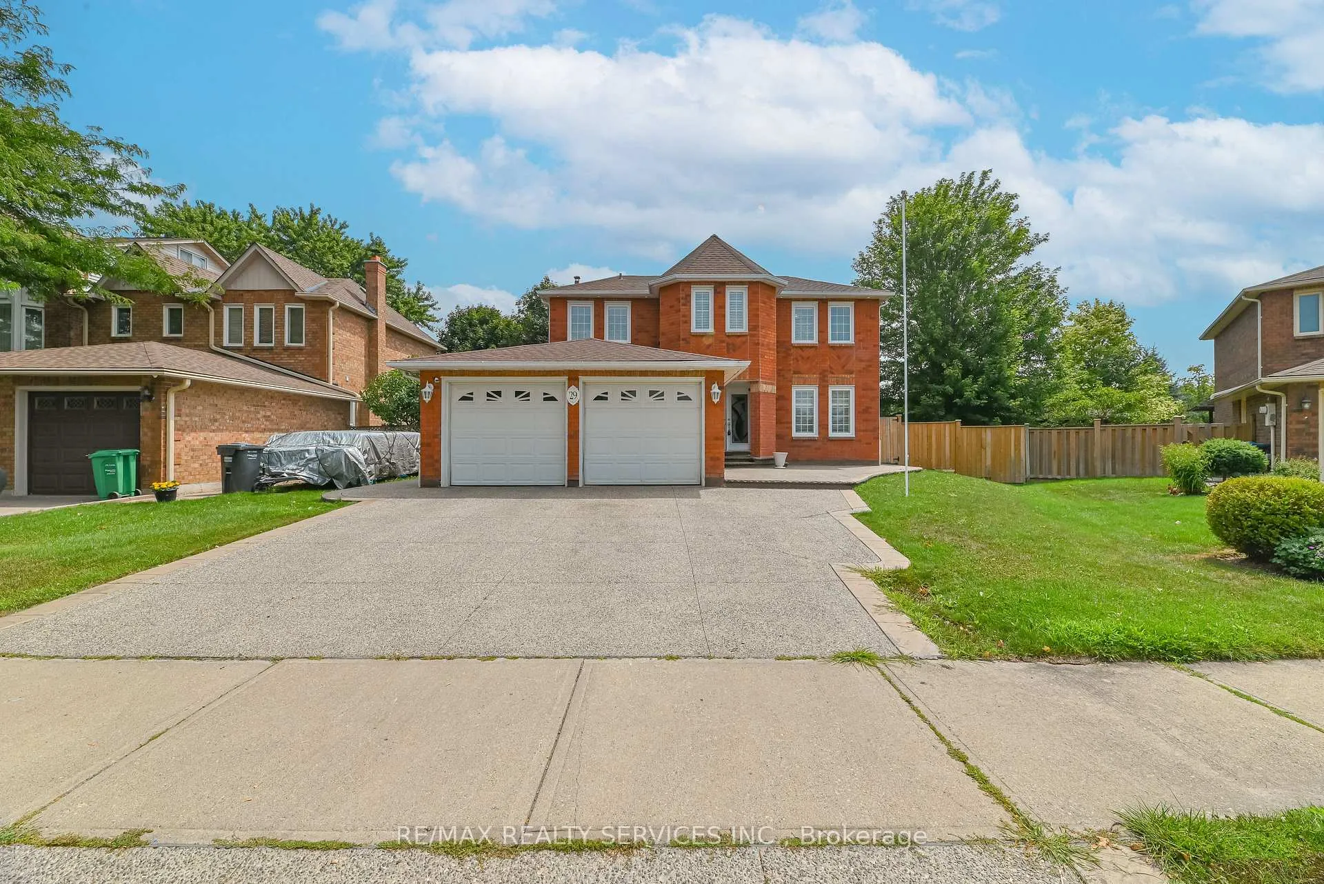 Photo 3 of 29 Leneck Avenue, Brampton, Northwood Park — HOMEH