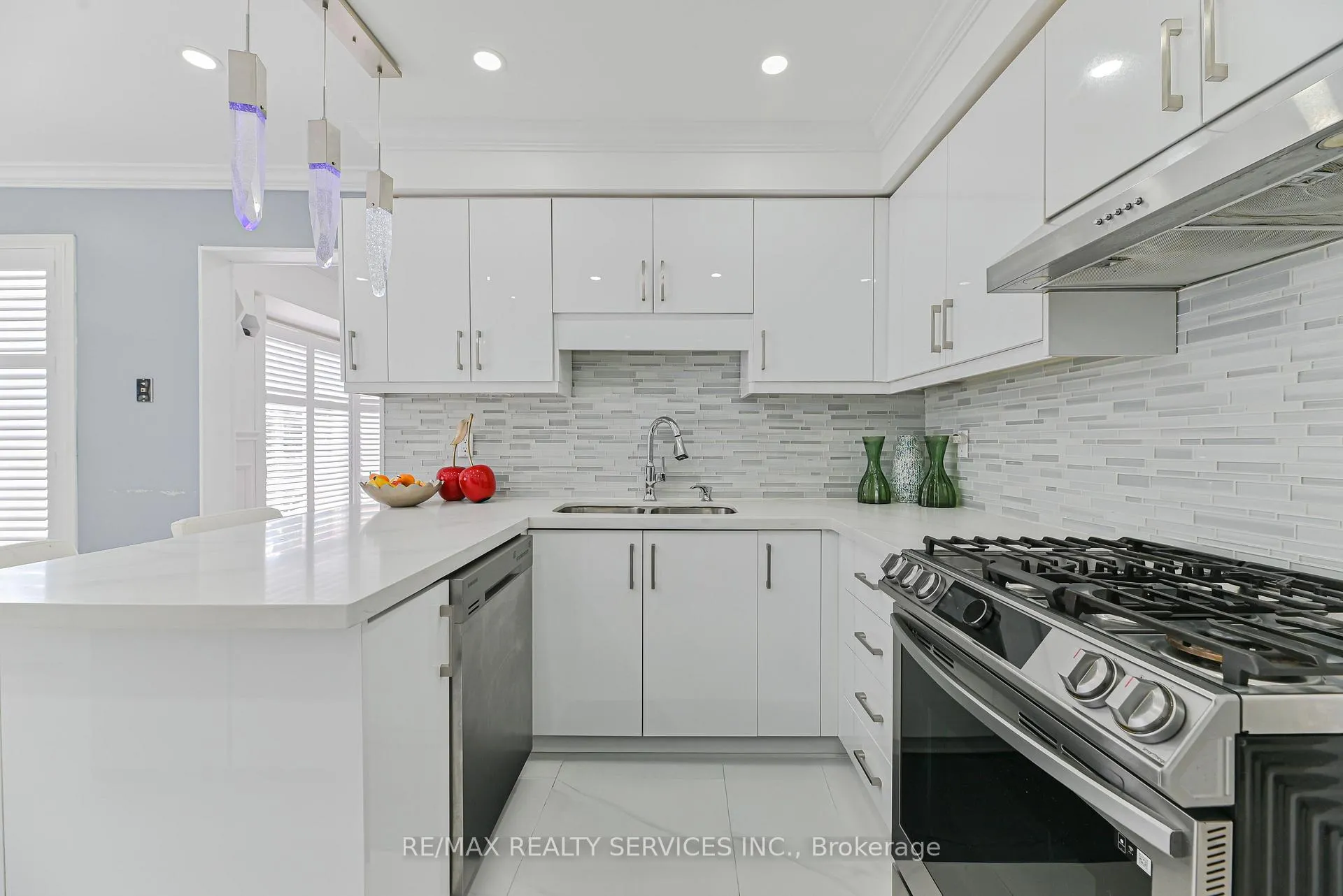 Photo 16 of 29 Leneck Avenue, Brampton, Northwood Park — HOMEH