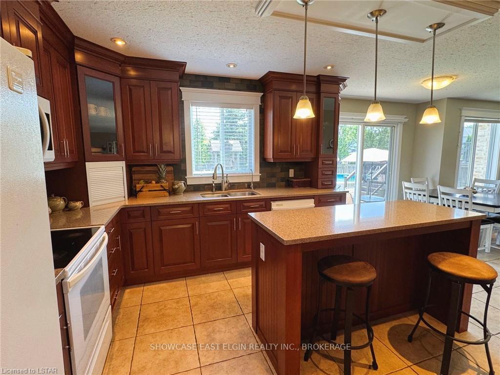 Photo 9 of 6 Woodvale Drive, Thames Centre, Dorchester — HOMEH