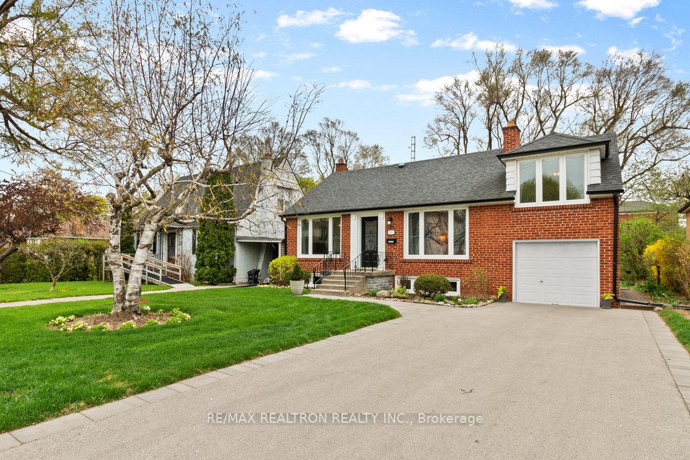 Photo 2 of 35 Kirkland Boulevard, Toronto, Englemount-Lawrence — HOMEH
