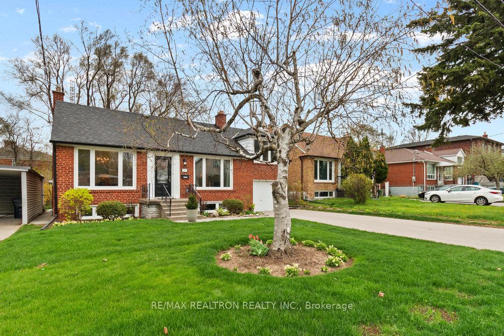Photo 3 of 35 Kirkland Boulevard, Toronto, Englemount-Lawrence — HOMEH