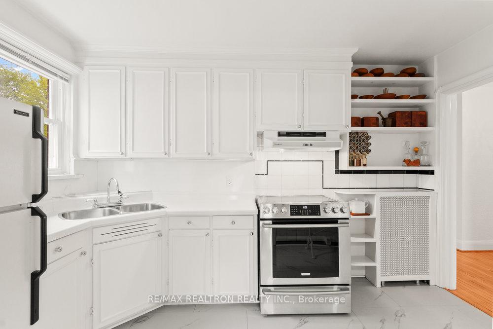 Photo 11 of 35 Kirkland Boulevard, Toronto, Englemount-Lawrence — HOMEH