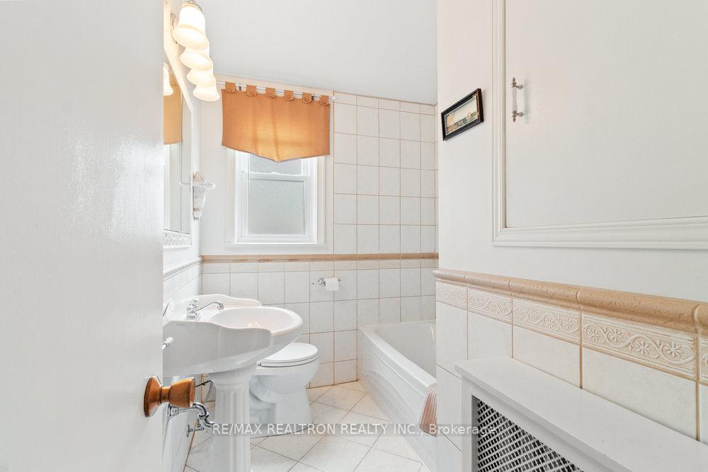 Photo 15 of 35 Kirkland Boulevard, Toronto, Englemount-Lawrence — HOMEH