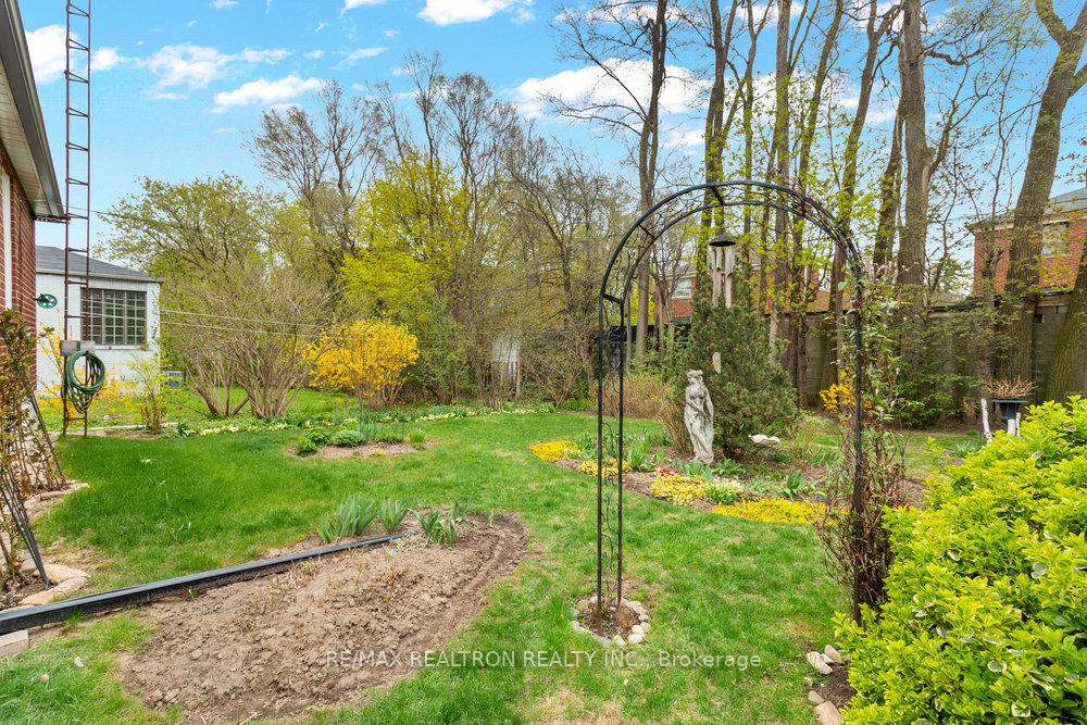 Photo 28 of 35 Kirkland Boulevard, Toronto, Englemount-Lawrence — HOMEH