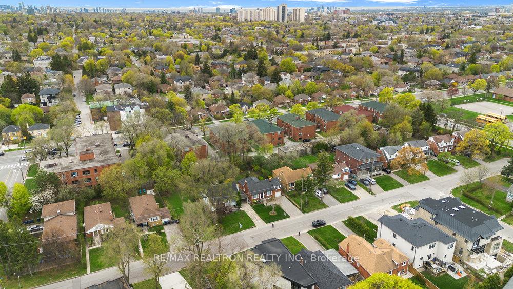 Photo 33 of 35 Kirkland Boulevard, Toronto, Englemount-Lawrence — HOMEH