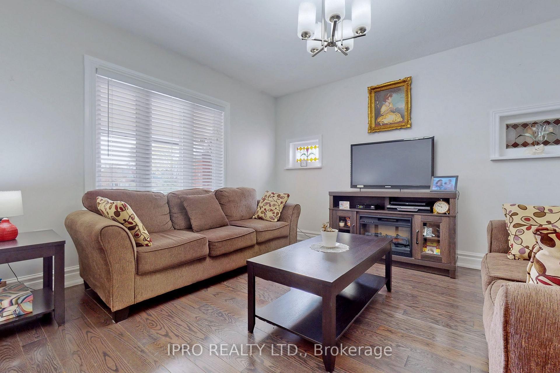 Photo 3 of 86 Oak Park Avenue, Toronto, Woodbine-Lumsden — HOMEH