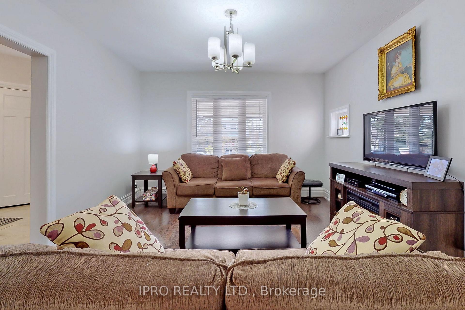 Photo 4 of 86 Oak Park Avenue, Toronto, Woodbine-Lumsden — HOMEH