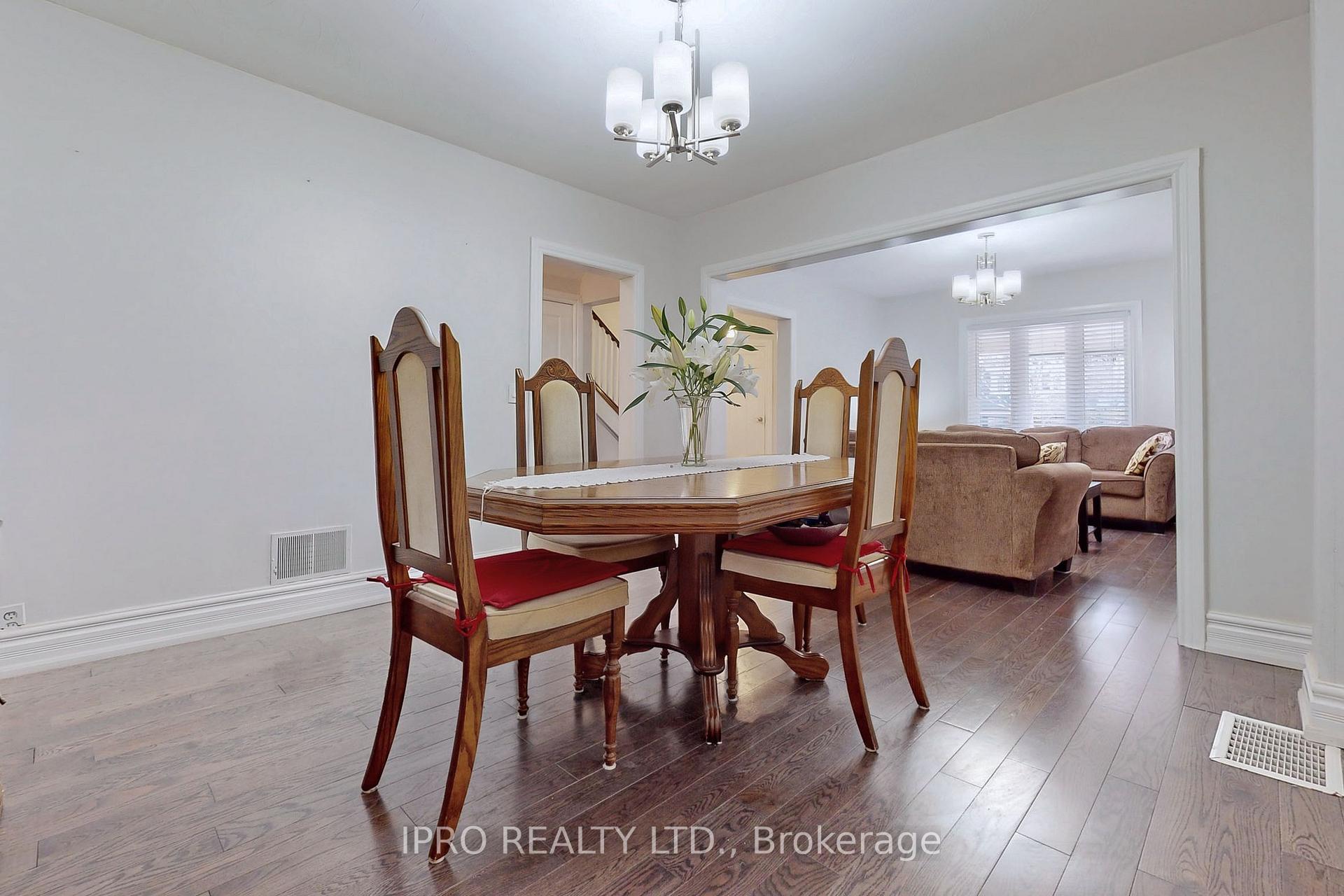 Photo 5 of 86 Oak Park Avenue, Toronto, Woodbine-Lumsden — HOMEH
