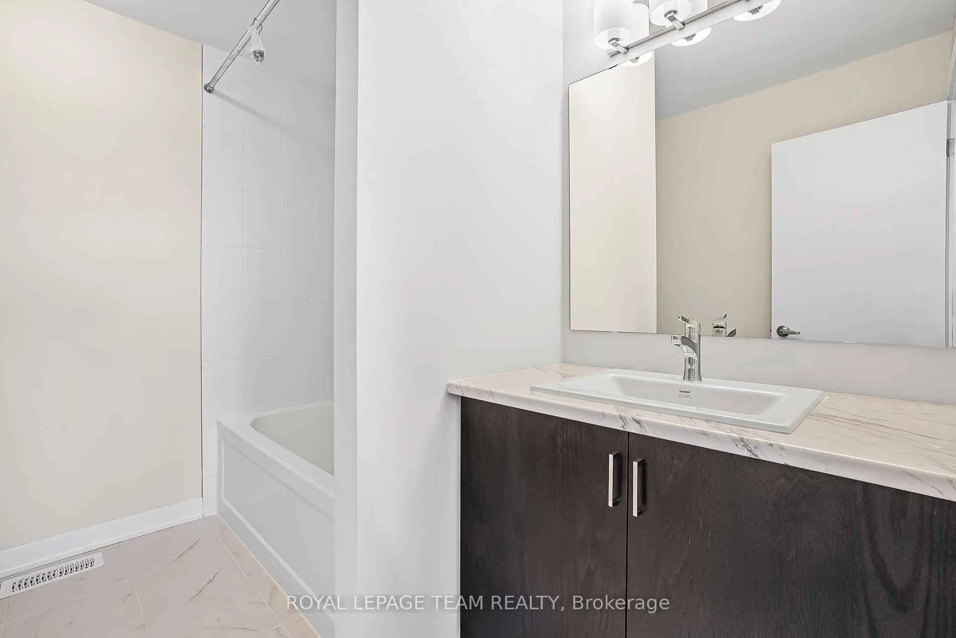 Photo 16 of 120 Beebalm Crescent, Ottawa, Barrhaven - Half Moon Bay — HOMEH