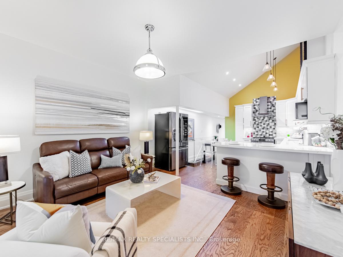 Photo 6 of 29 Moutray Street, Toronto, Little Portugal — HOMEH
