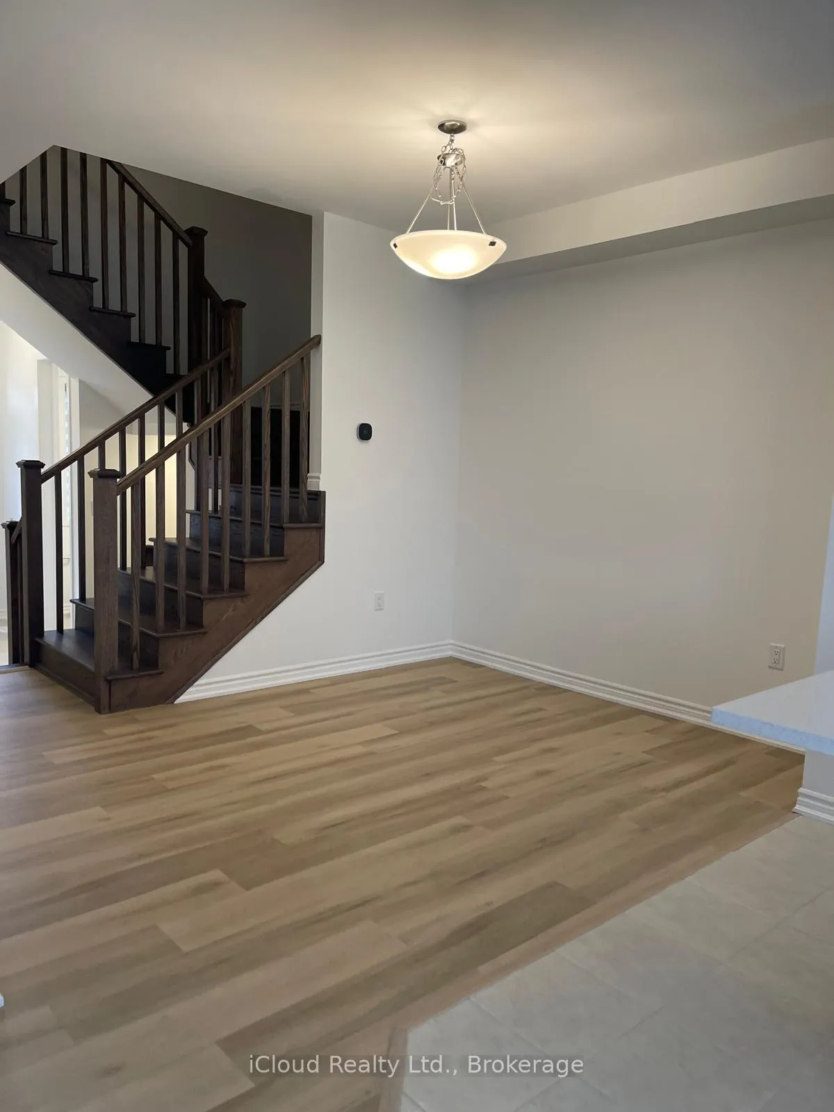 Photo 12 of 4 Vinewood Crescent, Barrie, Rural Barrie Southeast — HOMEH