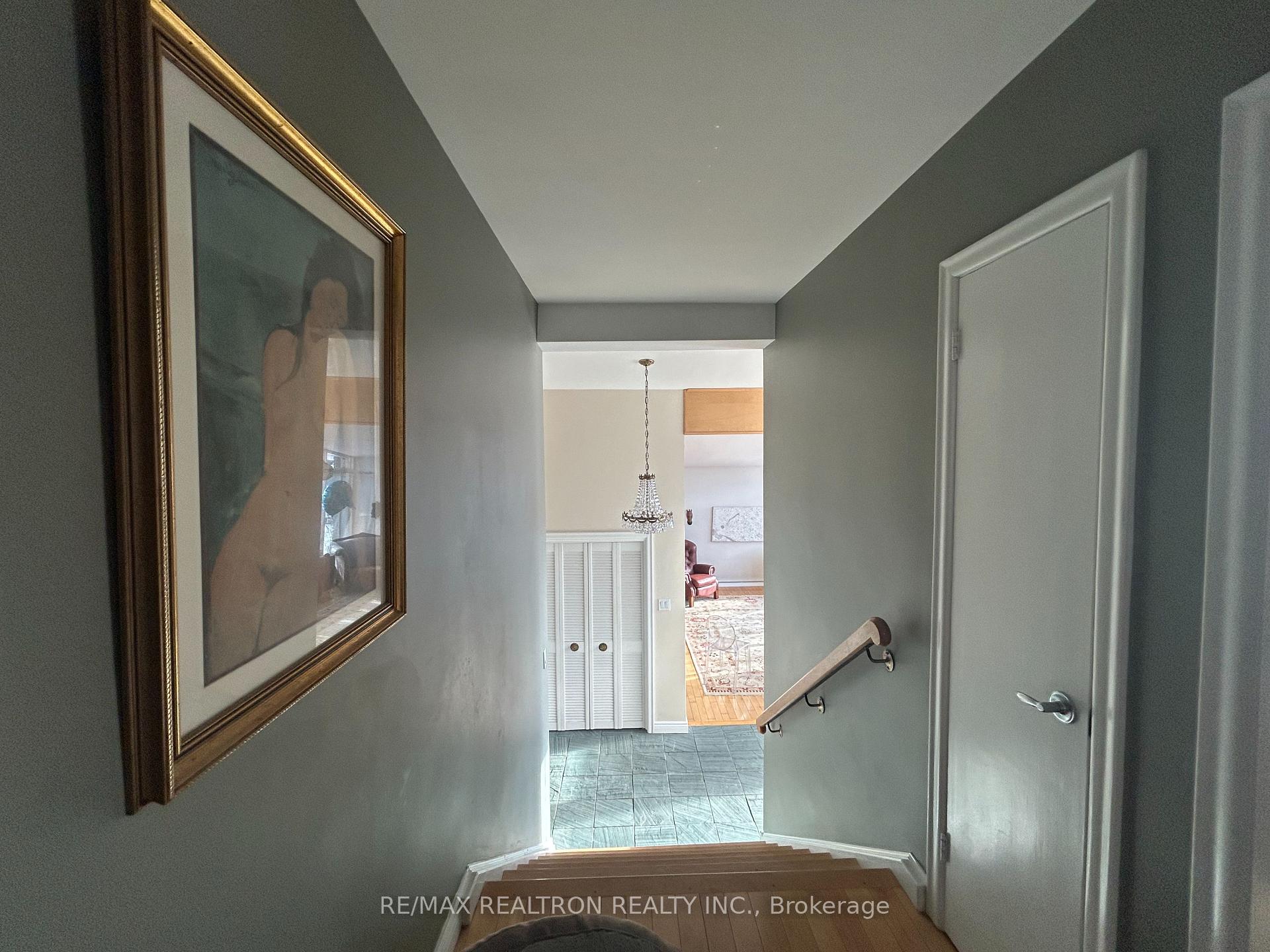 Photo 3 of 336 Hillhurst Boulevard, Toronto, Englemount-Lawrence — HOMEH