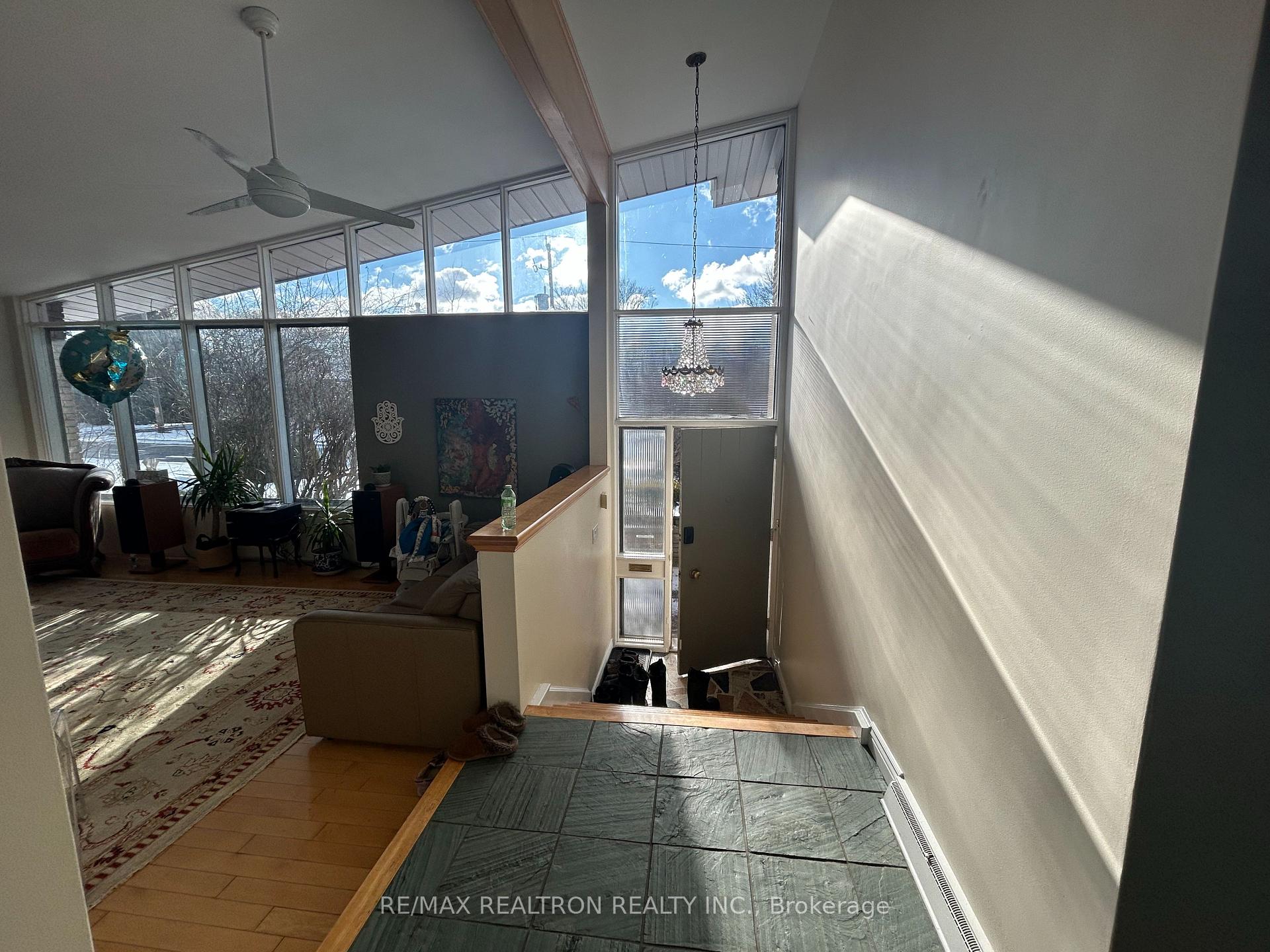 Photo 4 of 336 Hillhurst Boulevard, Toronto, Englemount-Lawrence — HOMEH