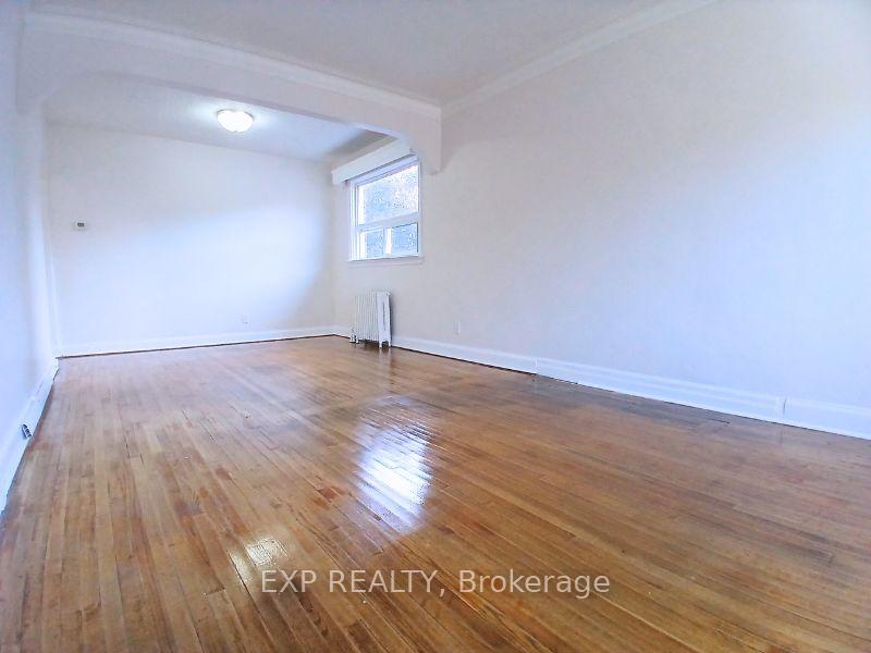 Photo 3 of Unit Main Fl, 861 Cosburn Avenue, Toronto, Woodbine-Lumsden — HOMEH