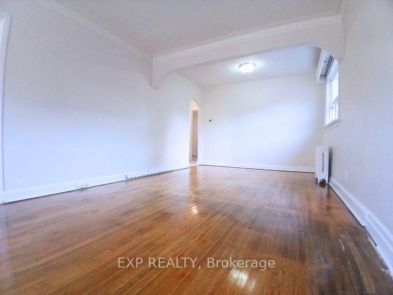 Photo 4 of Unit Main Fl, 861 Cosburn Avenue, Toronto, Woodbine-Lumsden — HOMEH