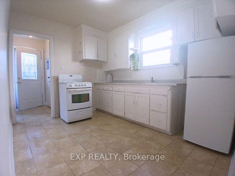 Photo 5 of Unit Main Fl, 861 Cosburn Avenue, Toronto, Woodbine-Lumsden — HOMEH
