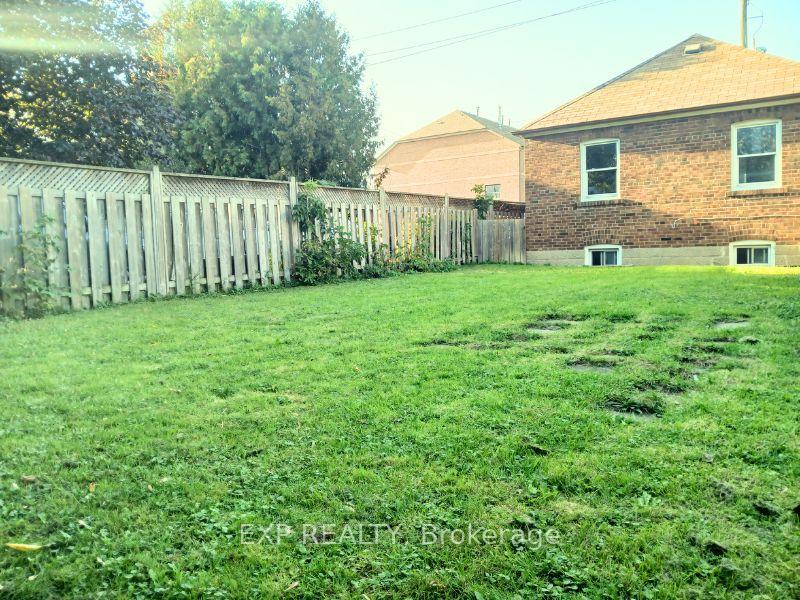 Photo 11 of Unit Main Fl, 861 Cosburn Avenue, Toronto, Woodbine-Lumsden — HOMEH