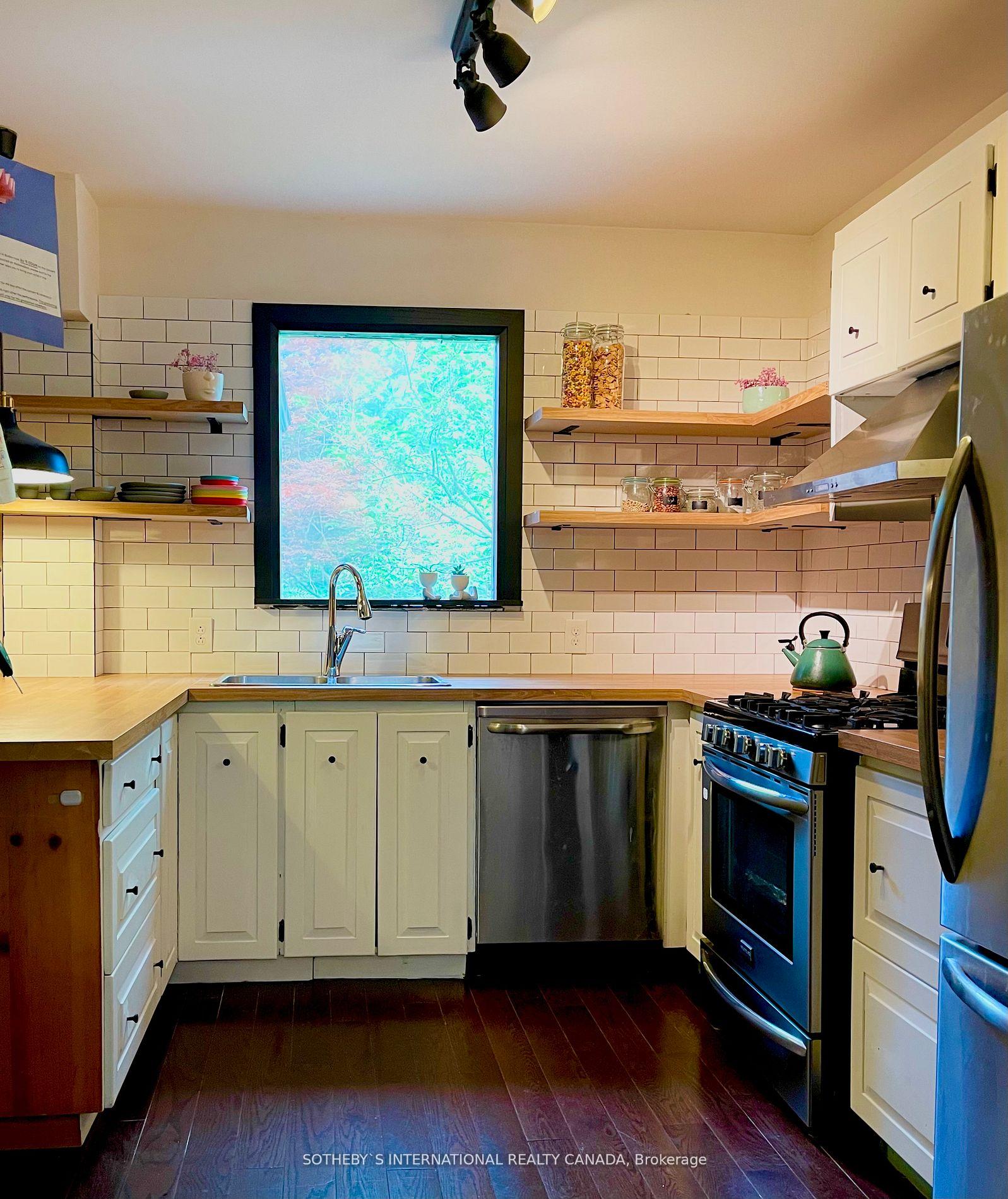 Photo 5 of 44 De Vere Gardens, Toronto, Bedford Park-Nortown — HOMEH