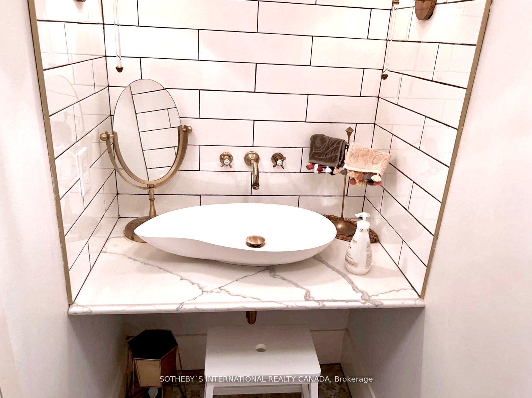 Photo 12 of 44 De Vere Gardens, Toronto, Bedford Park-Nortown — HOMEH
