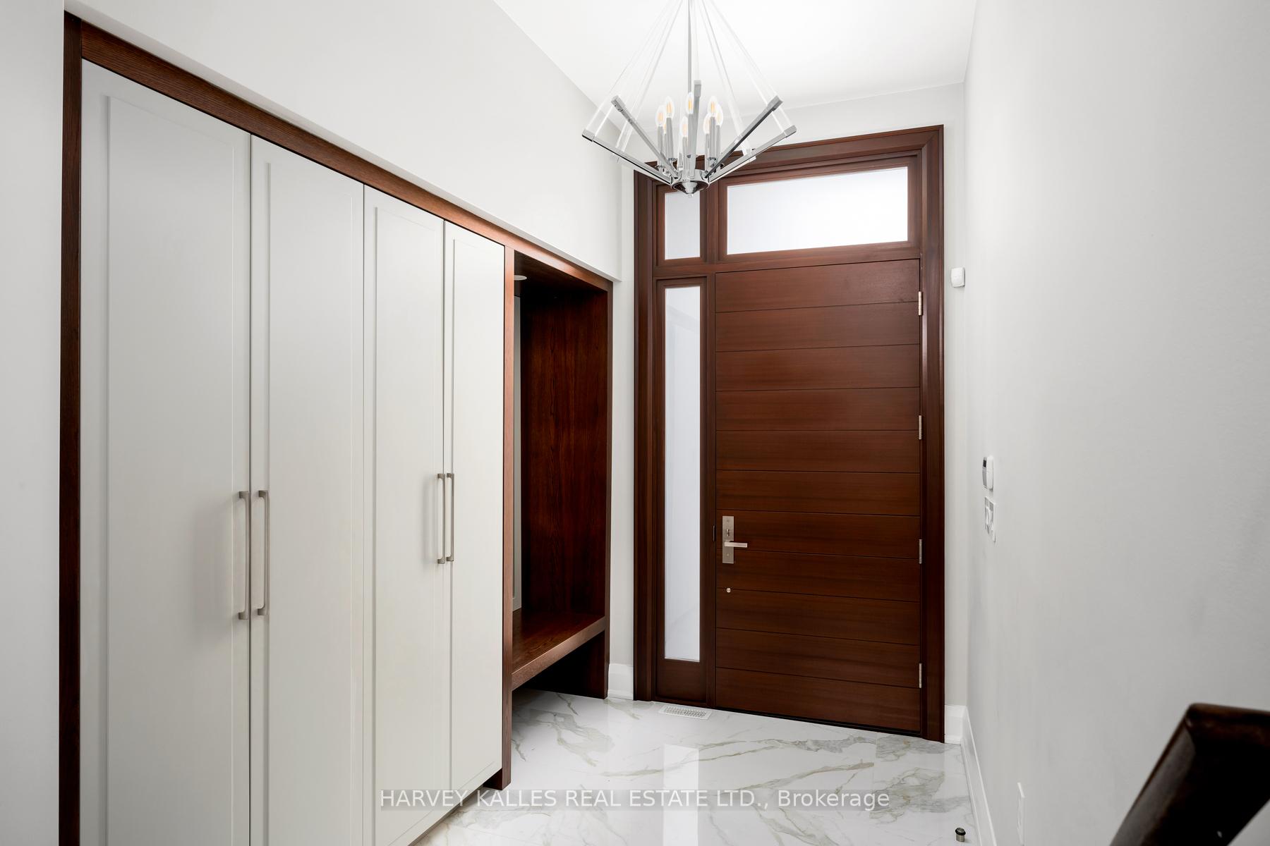 Photo 2 of 313 Hillhurst Boulevard, Toronto, Englemount-Lawrence — HOMEH