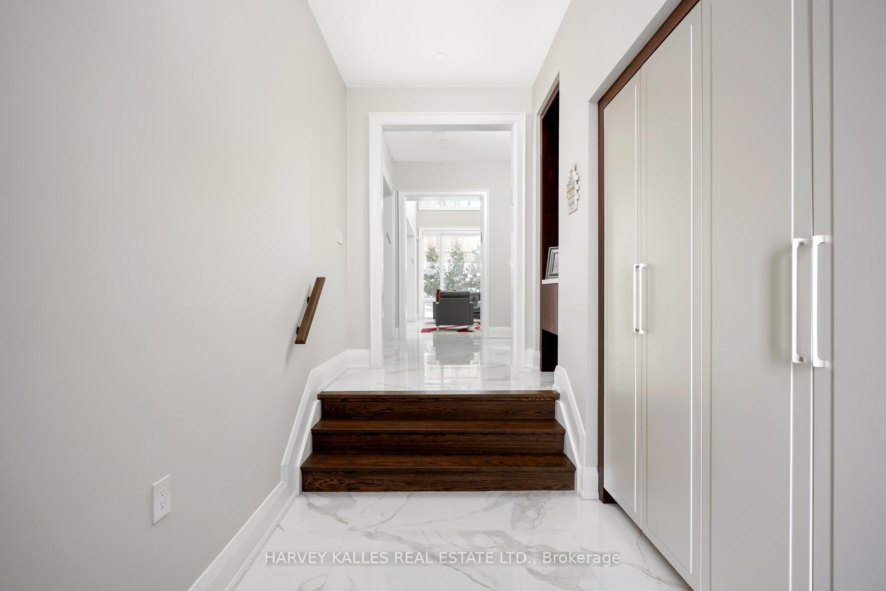 Photo 3 of 313 Hillhurst Boulevard, Toronto, Englemount-Lawrence — HOMEH