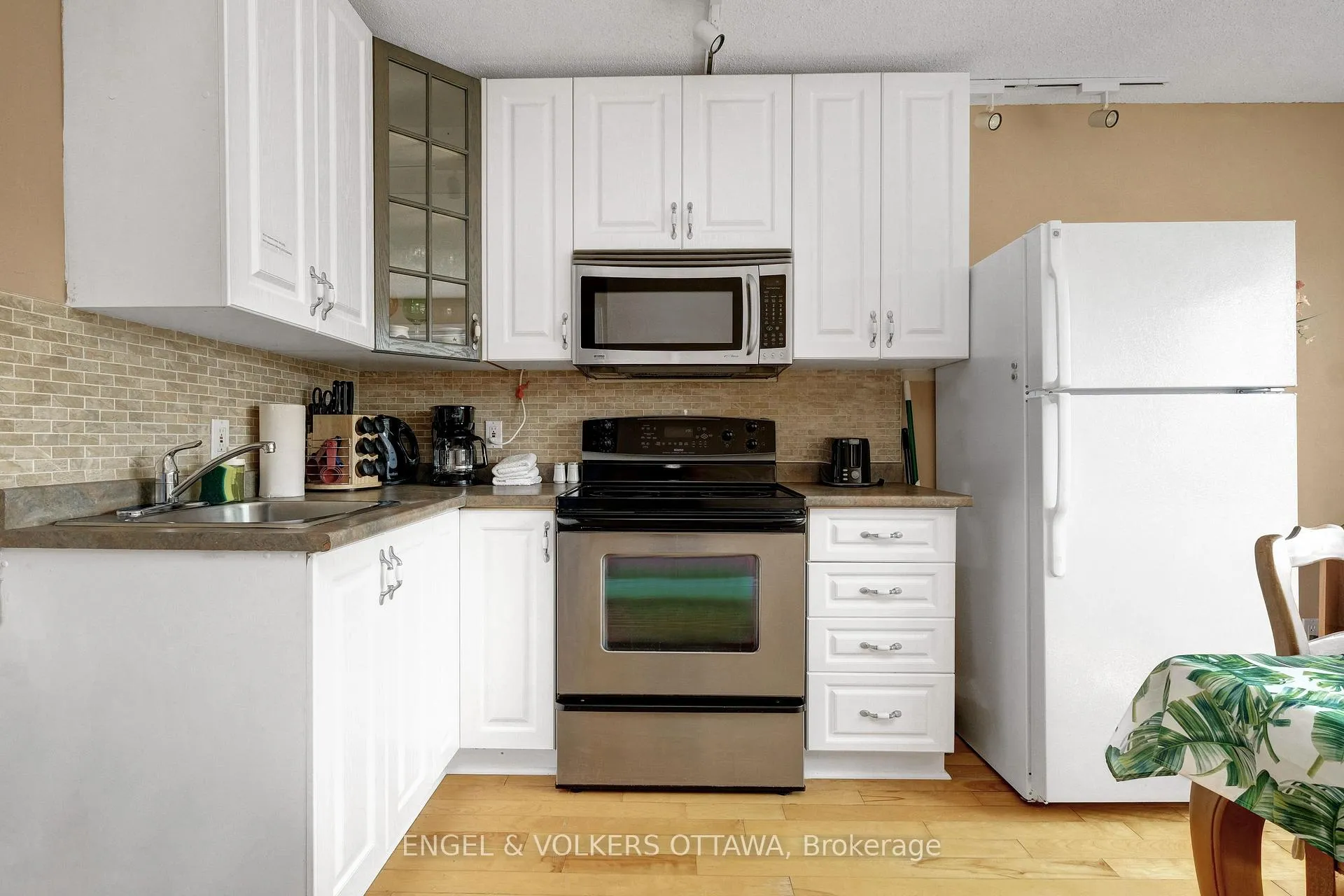 Photo 6 of Unit A, 621 Pleasant Park Road, Ottawa, Playfair Park — HOMEH