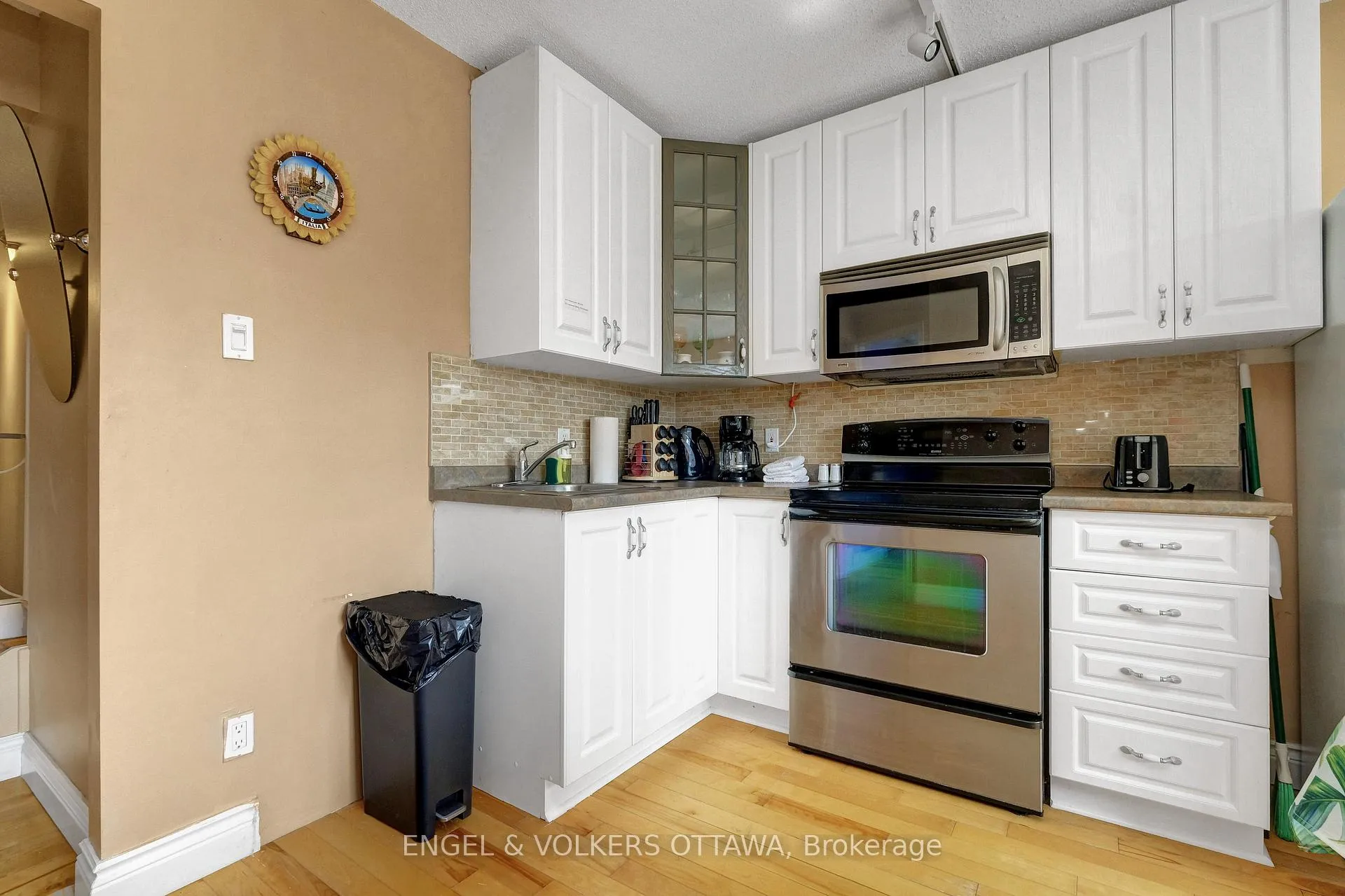 Photo 7 of Unit A, 621 Pleasant Park Road, Ottawa, Playfair Park — HOMEH