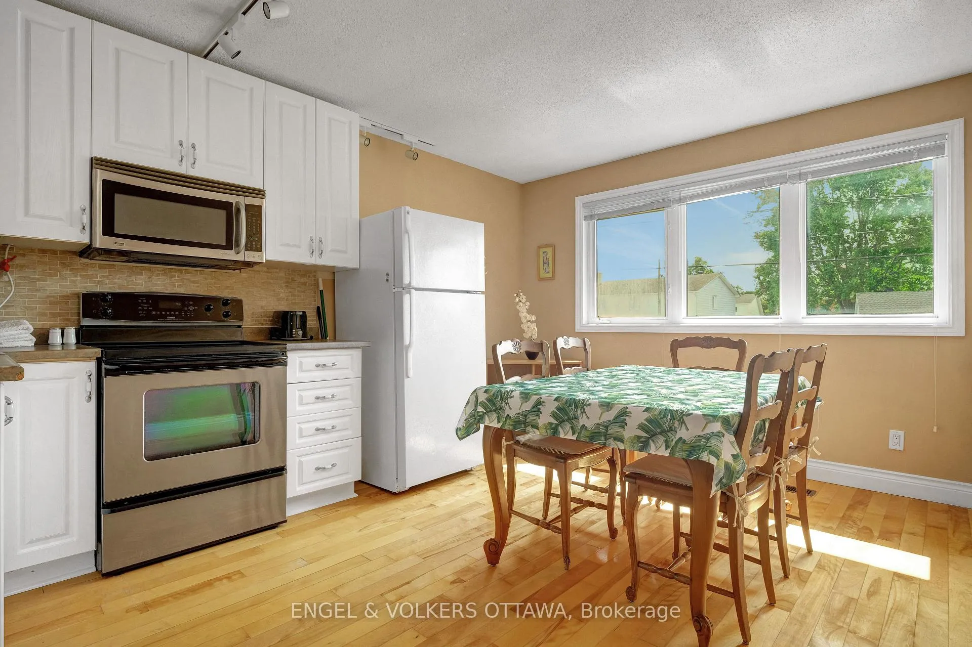 Photo 8 of Unit A, 621 Pleasant Park Road, Ottawa, Playfair Park — HOMEH