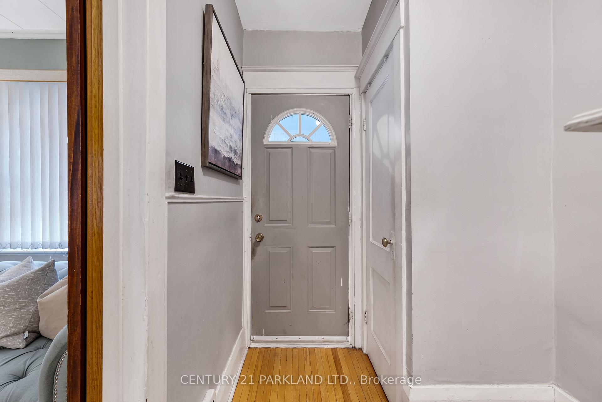 Photo 4 of 11 Lamb Avenue, Toronto, Greenwood-Coxwell — HOMEH