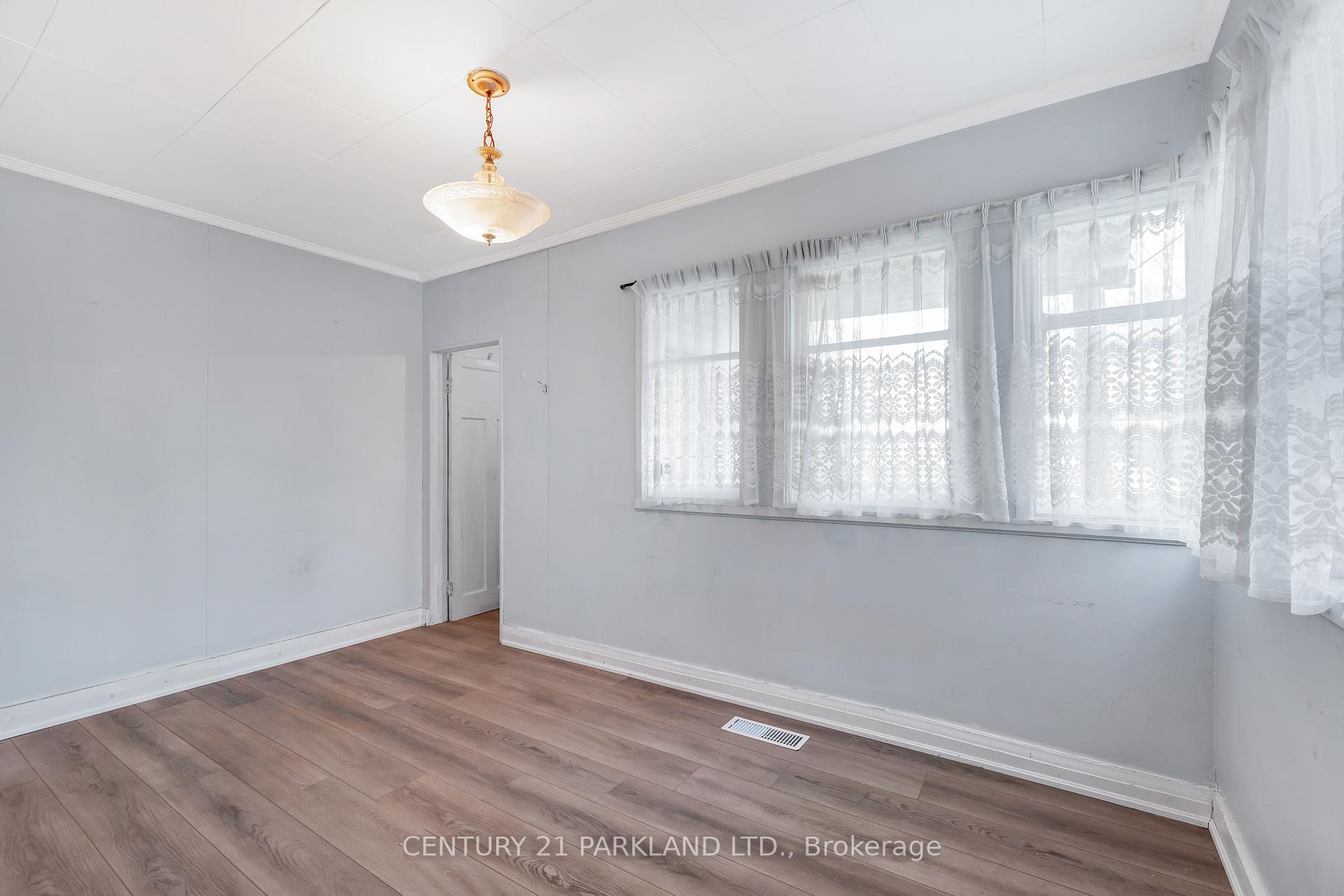 Photo 16 of 11 Lamb Avenue, Toronto, Greenwood-Coxwell — HOMEH