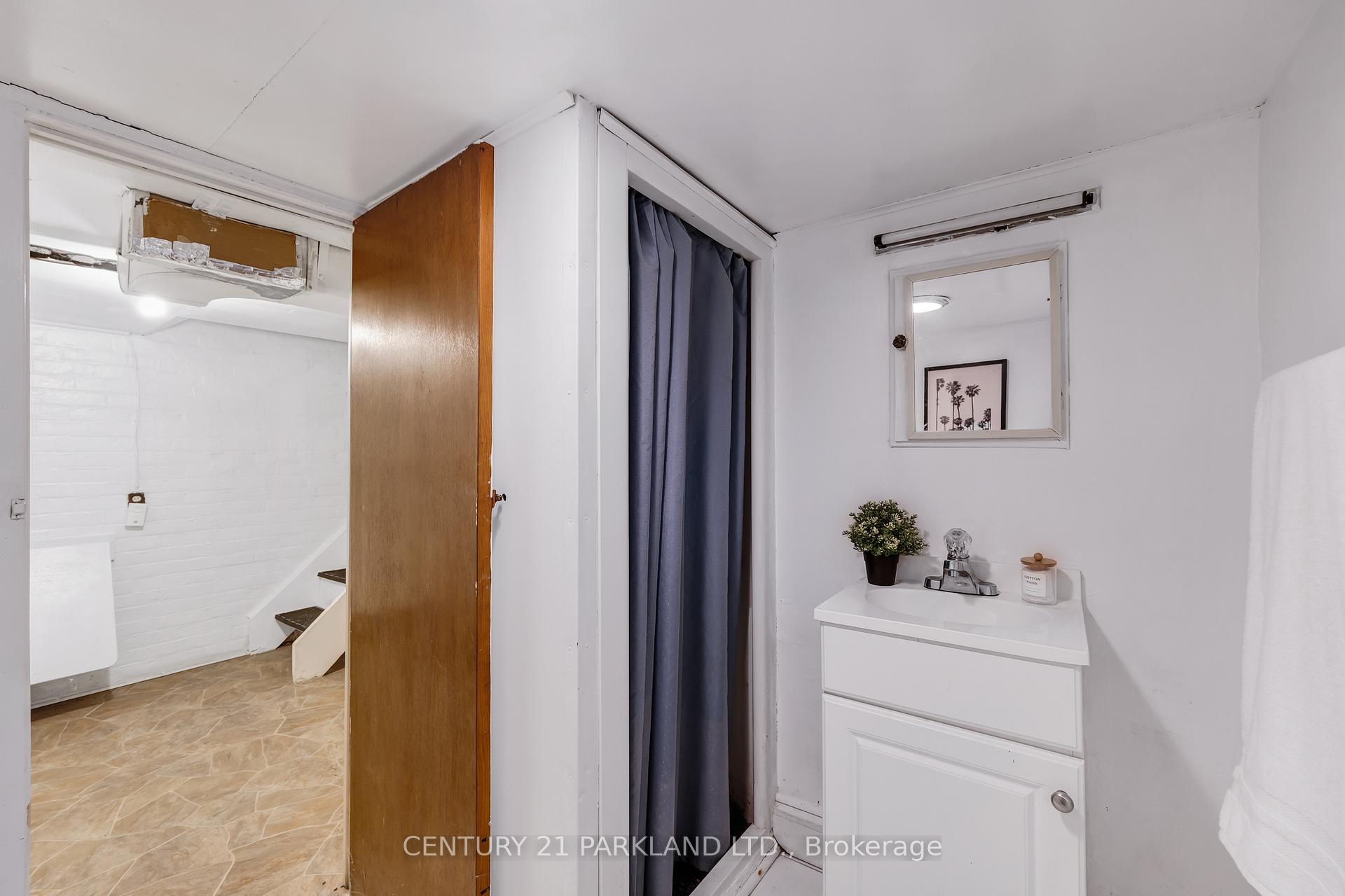 Photo 30 of 11 Lamb Avenue, Toronto, Greenwood-Coxwell — HOMEH