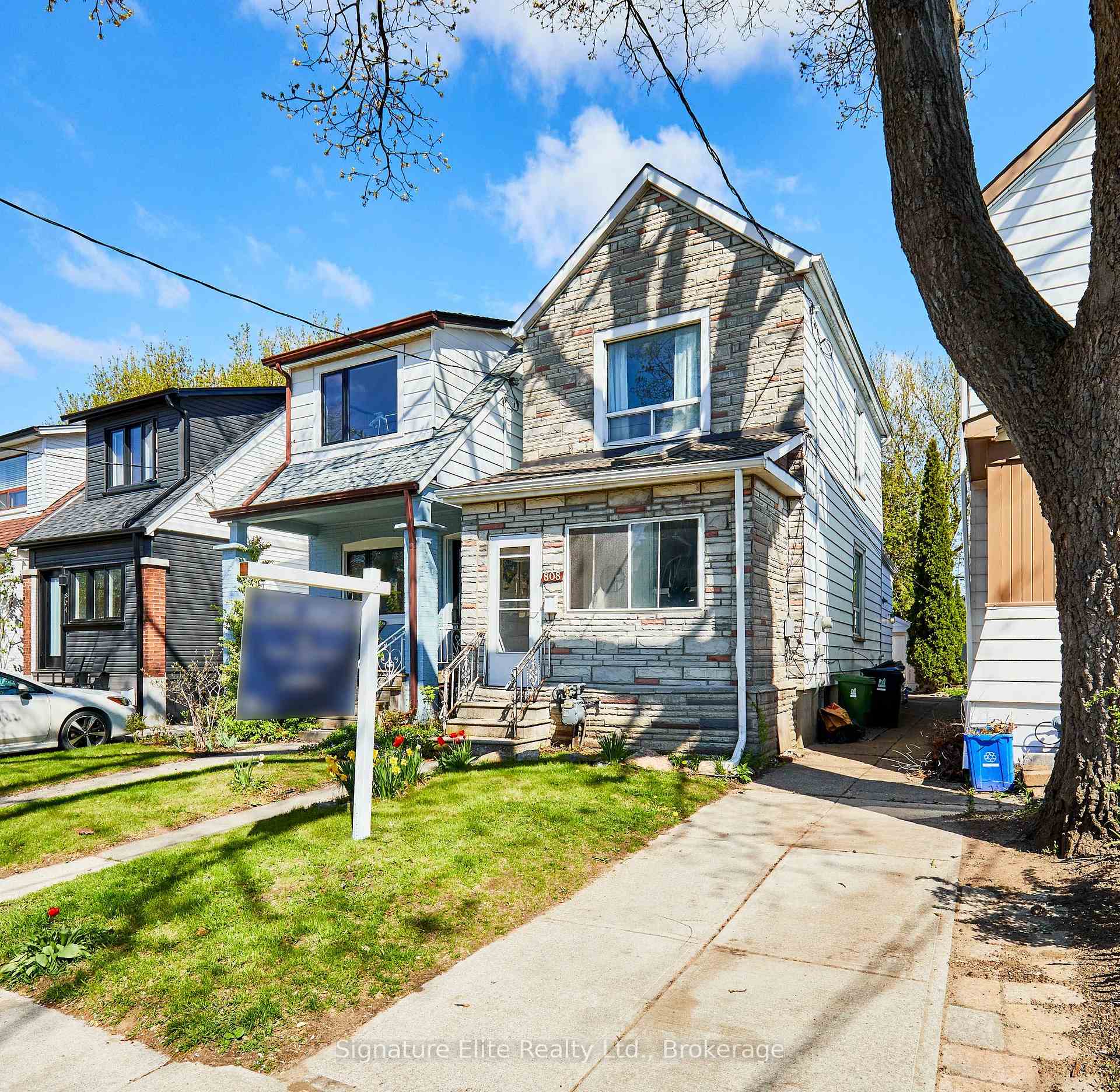 Front of 808 Sammon Avenue
