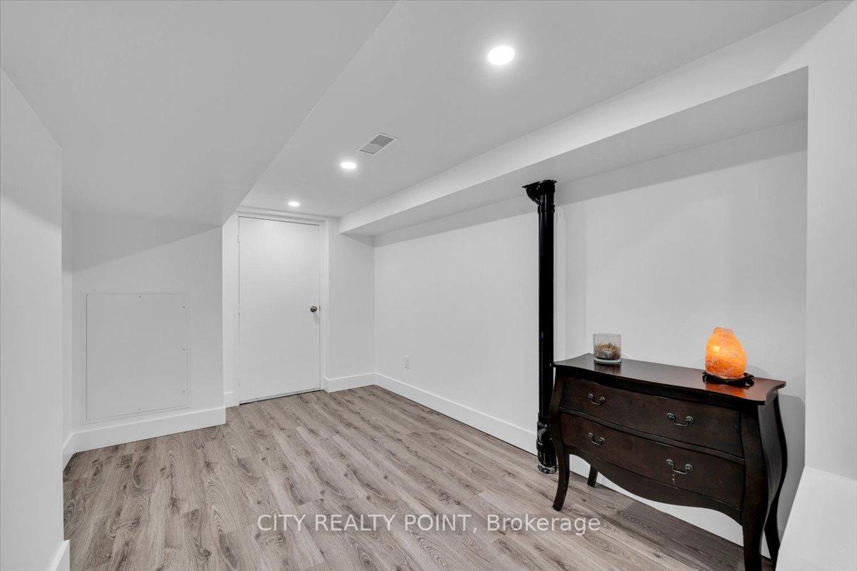 Photo 27 of 10 Edhouse Avenue, Scarborough, Clairlea-Birchmount — HOMEH